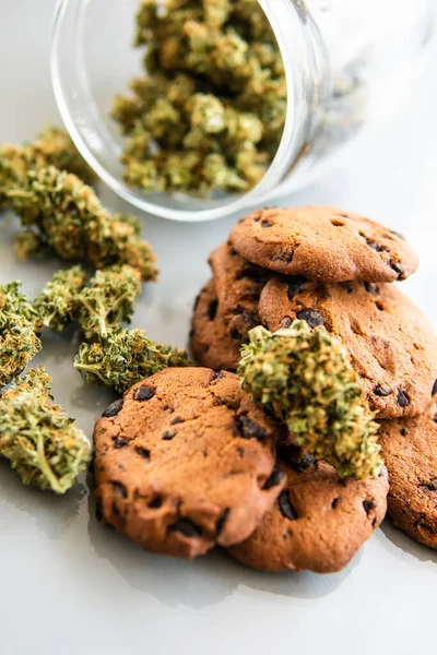 Koekjes Met Cannabis Knoppen Marihuana Tafel Behandeling Van Medicinale Marihuana — Stockfoto