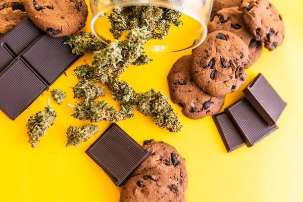 Cannabis Cbd Erba Cioccolato Biscotti Biscotti Cioccolato Con Erba Germogli — Foto Stock