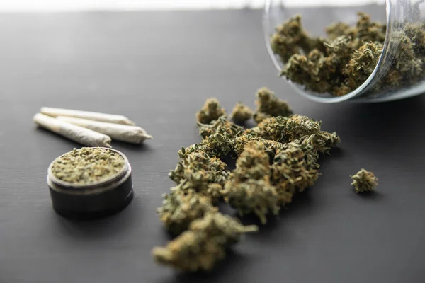 Porro Con Hierba Brotes Cannabis Mesa Negra Molinillo Con Marihuana — Foto de Stock