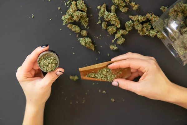 Concept Utilisation Pot Vue Dessus Marijuana Émoussé Avec Broyeur Femme — Photo