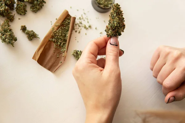 Fechar Maconha Embotado Com Moedor Mulher Preparando Enrolando Maconha Maconha — Fotografia de Stock