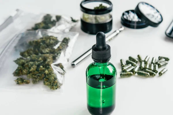 Comprimidos Com Cannabis Nas Mãos Médico Extrato Cannabis Óleo Thc — Fotografia de Stock