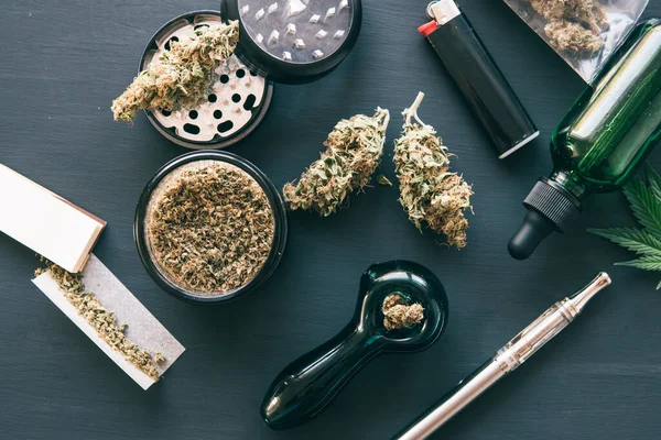 Esrar piposu CBD ve THC esrar tomurcukları üzerinde.