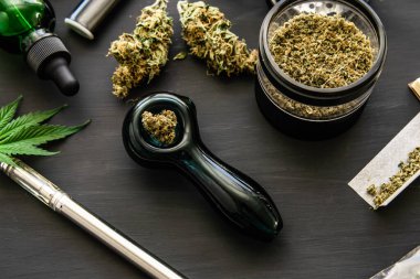 Esrar piposu CBD ve THC esrar tomurcukları üzerinde.