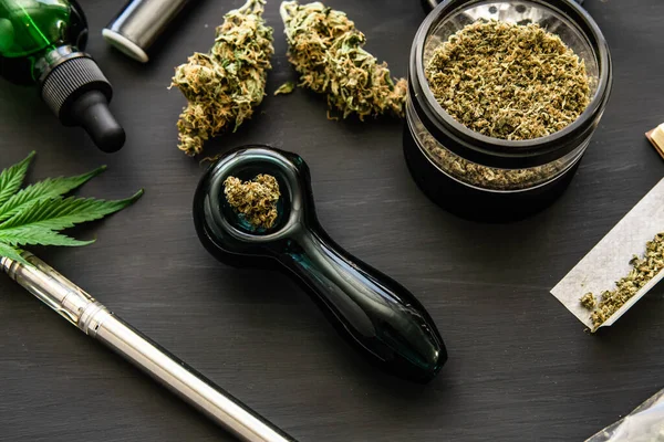 Esrar piposu CBD ve THC esrar tomurcukları üzerinde.
