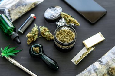 Esrar piposu CBD ve THC esrar tomurcukları üzerinde.
