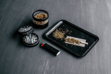 Siyah ahşap arka planda esrar tomurcukları. Uzayı kopyala Kapat..