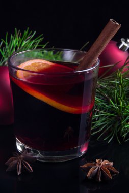 Bir bardak sıcak şarap.