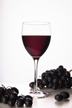 Bir kadeh kırmızı şarap.