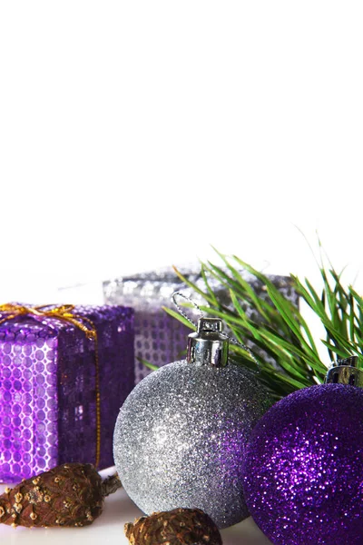 Regali di Natale e palle di Capodanno — Foto Stock