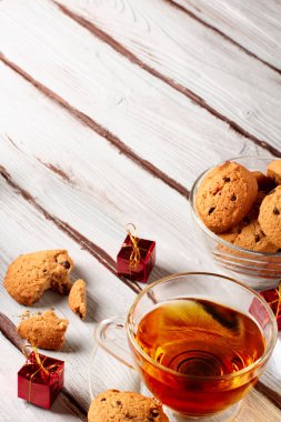 Çikolatalı kurabiye ile çay Noel