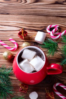 Sıcak çikolata marshmallow ile kırmızı kupa