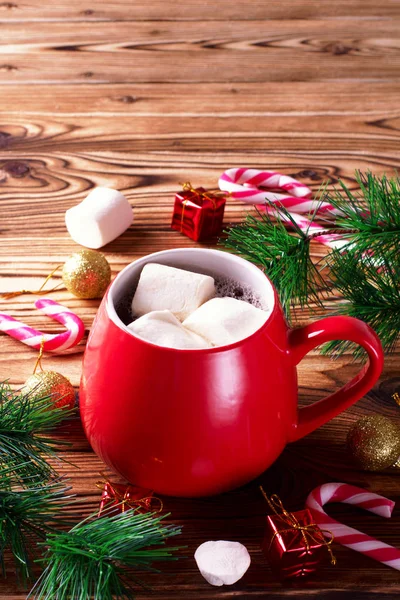 Heiße Schokolade im roten Becher mit Marshmallows — Stockfoto