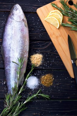 Baharat ile çiğ balık