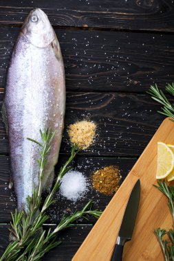 Baharat ile çiğ balık