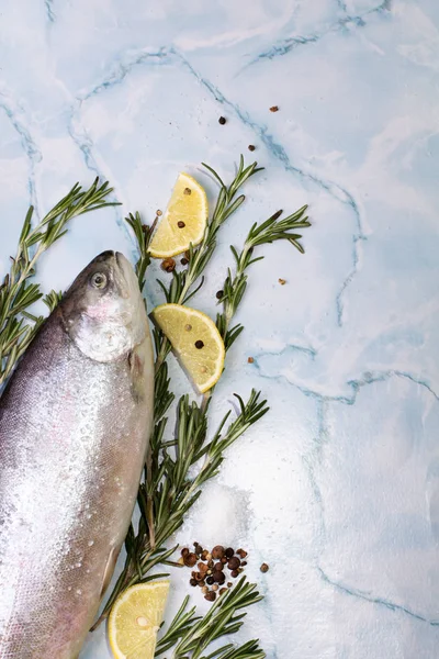Raaka kala mausteiden kanssa — kuvapankkivalokuva