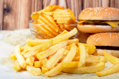 Patates kızartması çizburger ve patates kızartması ile