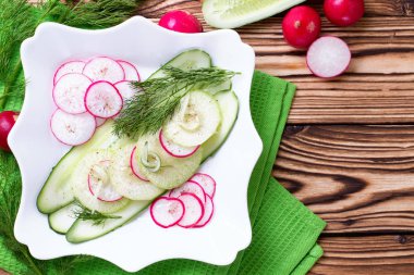 Taze sebze salatası.