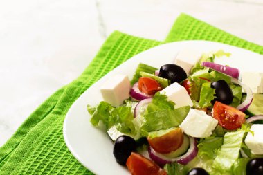 Beyaz masa üzerinde taze Yunan salatası
