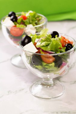 Beyaz masa üzerinde taze Yunan salatası