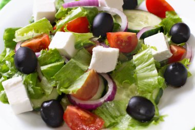 Beyaz masa üzerinde taze Yunan salatası