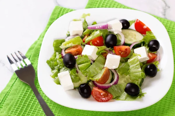Beyaz masa üzerinde taze Yunan salatası