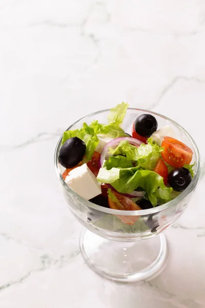 Ensalada griega fresca sobre mesa blanca — Foto de Stock