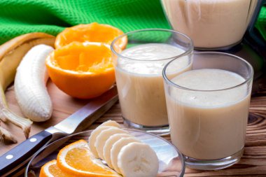 Muz ve portakal ile güler yüzlü