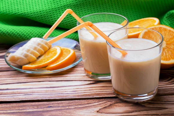 Batido con plátanos y naranja — Foto de Stock