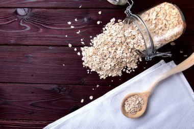 Yulaf ezmesi gevreği ve kaşık