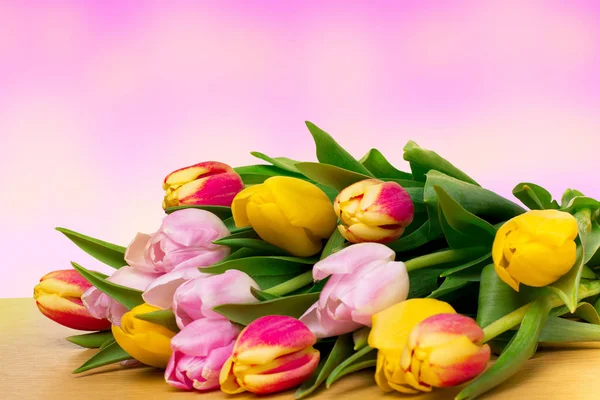 Pembe arka planda laleler