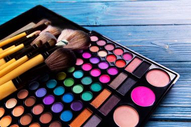 Renkli göz farı paleti kadar yapmak