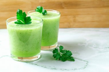 Karışık yeşil smoothie