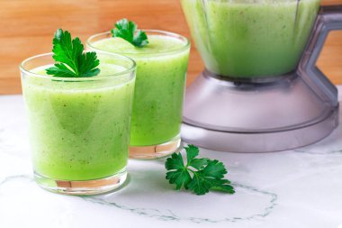 Karışık yeşil smoothie