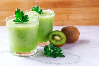 Karışık yeşil smoothie