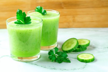 Karışık yeşil smoothie