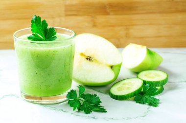 Karışık yeşil smoothie