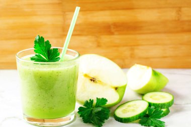 Karışık yeşil smoothie