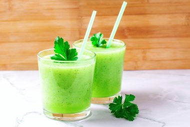 Karışık yeşil smoothie