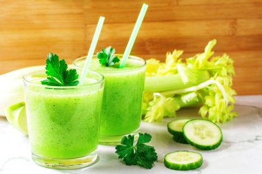 Karışık yeşil smoothie