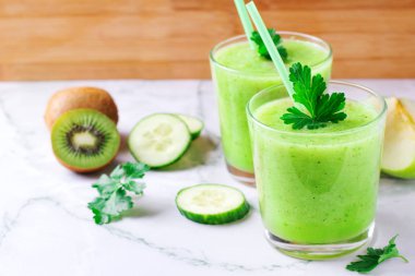 Karışık yeşil smoothie