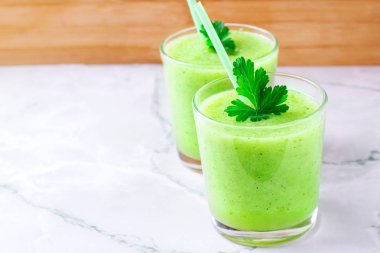 Karışık yeşil smoothie