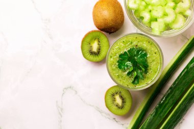 Karışık yeşil smoothie