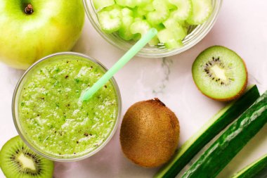 Karışık yeşil smoothie