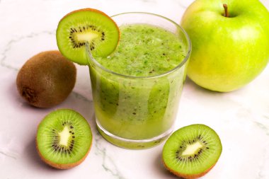 Karışık yeşil smoothie