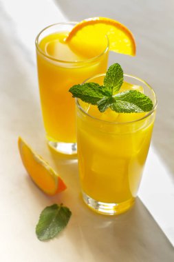 Bir bardak portakal suyu.