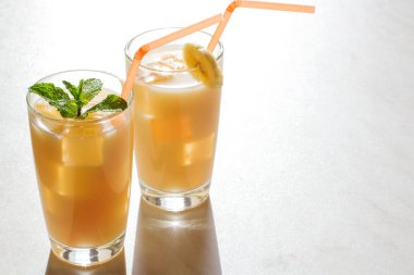 Bir bardak muz suyu.