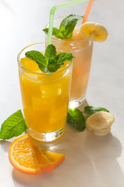 Szklanka soku pomarańczowego i banana — Zdjęcie stockowe