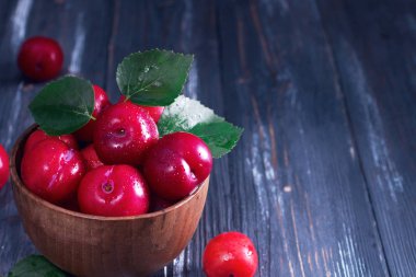 Ahşap masa üzerinde kırmızı Erik