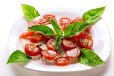 Beyaz masada Caprese salatası